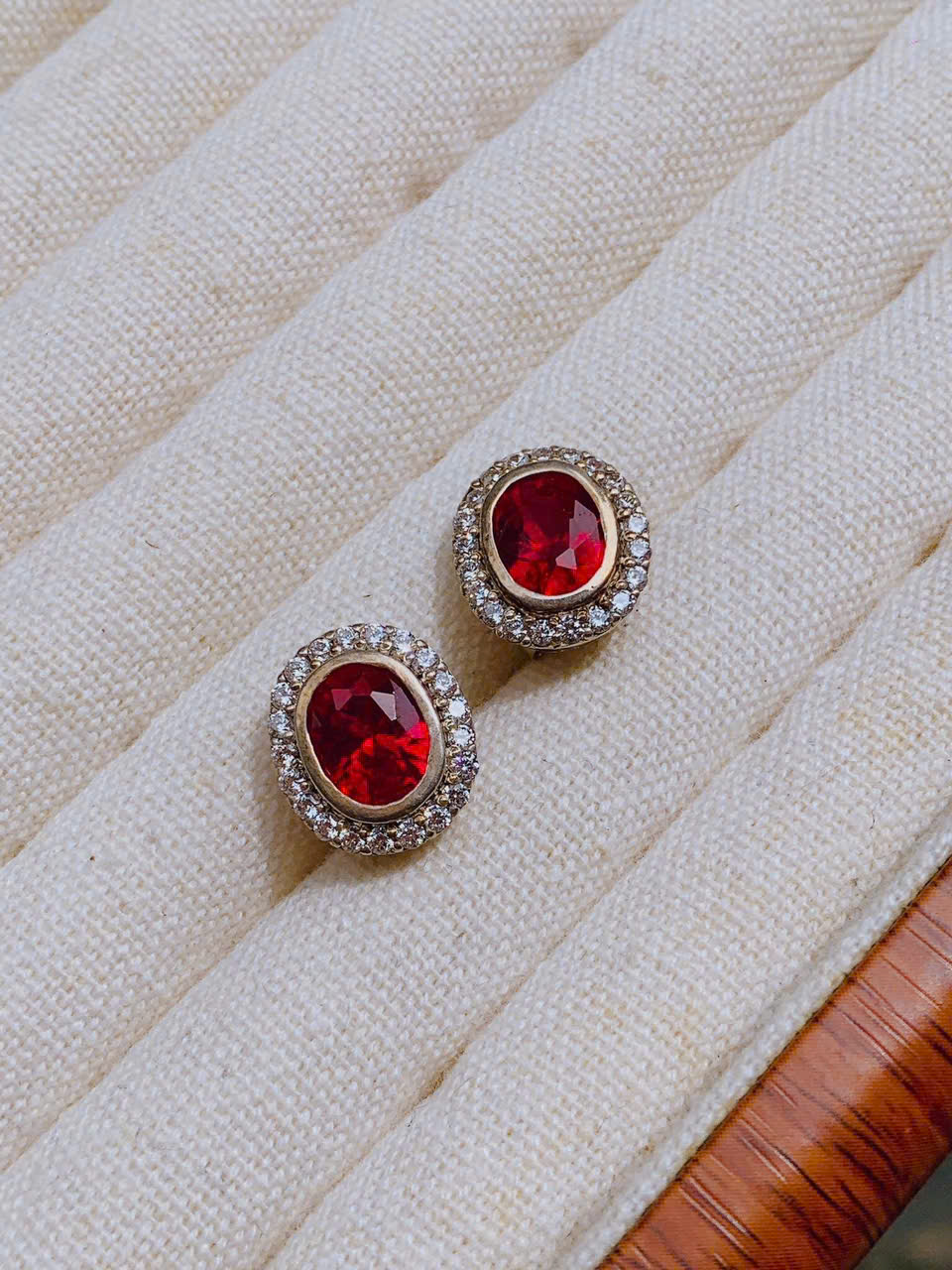 Khuyên tai Ruby cắt giác